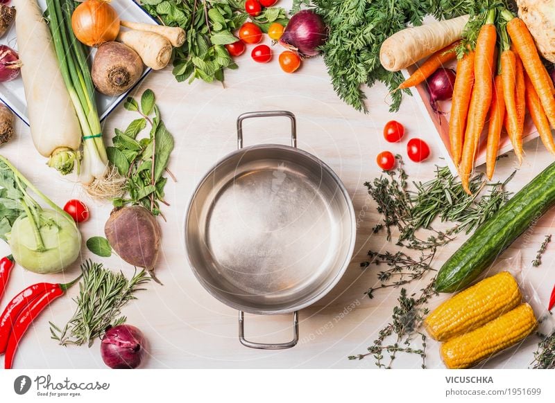 Leere Kochtopf und Bio-Gemüse Auswahl Lebensmittel Suppe Eintopf Ernährung Mittagessen Abendessen Bioprodukte Vegetarische Ernährung Diät Geschirr Topf Stil