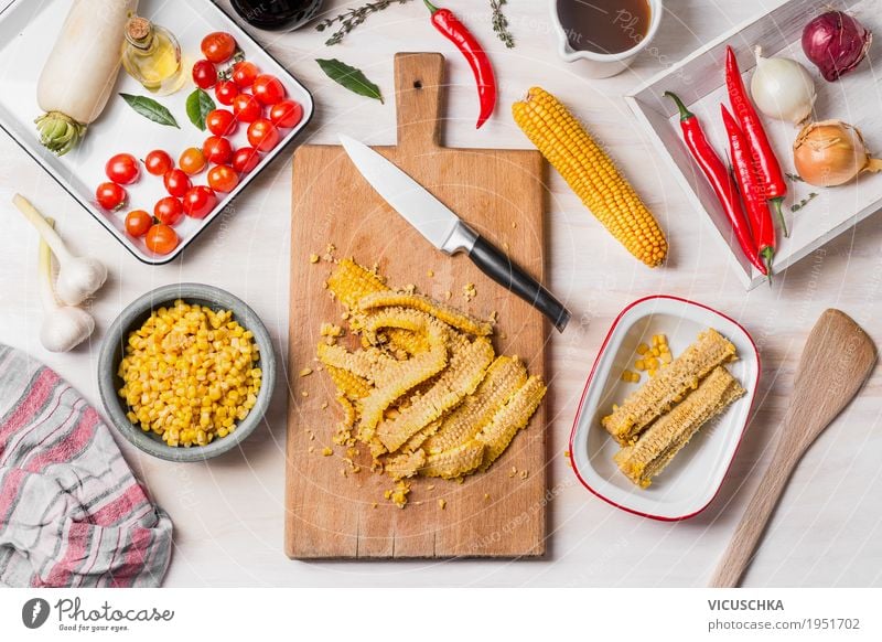 Mais Kochen , Zubereitung mit Schneidebrett, Messer und Zutaten Lebensmittel Gemüse Kräuter & Gewürze Öl Ernährung Mittagessen Abendessen Bioprodukte