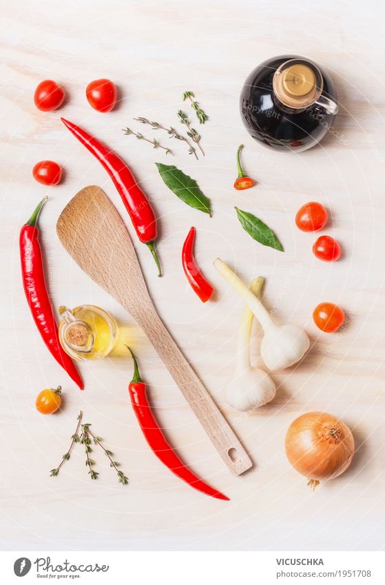 Gewürze und Öl Auswahl mit Kochlöffel Lebensmittel Kräuter & Gewürze Ernährung Geschirr Flasche Glas Stil Design Gesundheit Gesunde Ernährung Chili