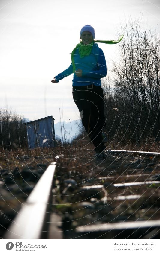 Schaaaaaaaaaaaaaaaaaatz! Joggen feminin Junge Frau Jugendliche 1 Mensch Natur Pflanze Himmel Winter Hütte Gleise Stein Metall Lächeln lachen laufen rennen