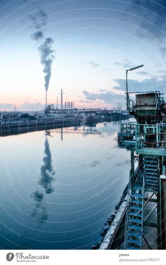 Hafenklang Wasser Industrieanlage Fabrik Treppe Verkehrswege groß blau Idylle ruhig Uferbereich Industrieromantik Abgas Farbfoto Gedeckte Farben Außenaufnahme