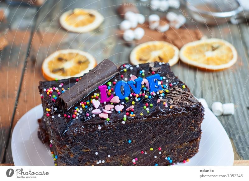 Stück Schokoladenkuchen Sacher mit süßen Grütze und das Wort Liebe Frucht Dessert Teller Besteck kaufen Dekoration & Verzierung Tisch Restaurant Valentinstag