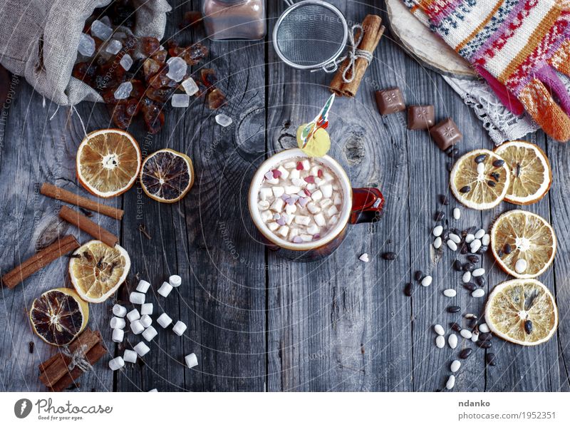 Schale Kakao mit Eibischen auf der grauen Holzoberfläche Getränk Heißgetränk Tasse Becher Winter Handschuhe Sieb alt heiß lecker braun trinken süß Marshmallow