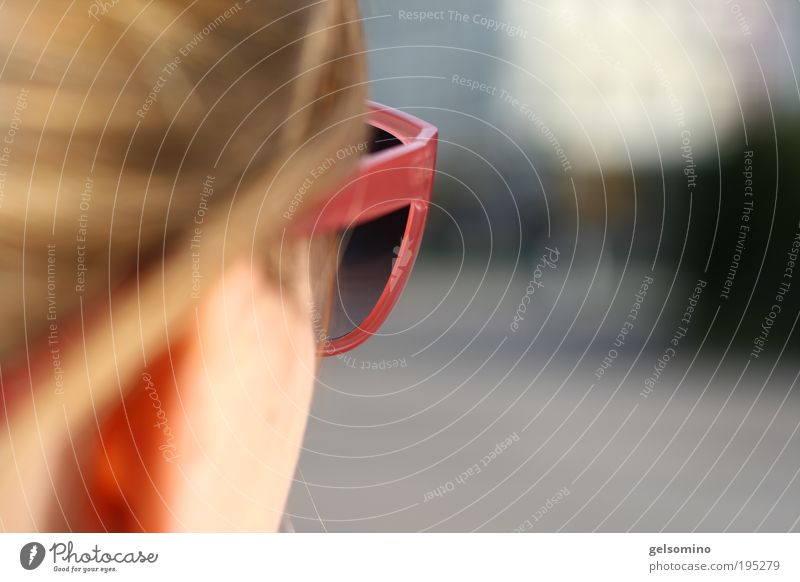 Alles Klar?!? feminin Junge Frau Jugendliche Kopf Haare & Frisuren 1 Mensch Sonnenbrille Blick frei frisch nah modern blau rosa Farbfoto Außenaufnahme Tag