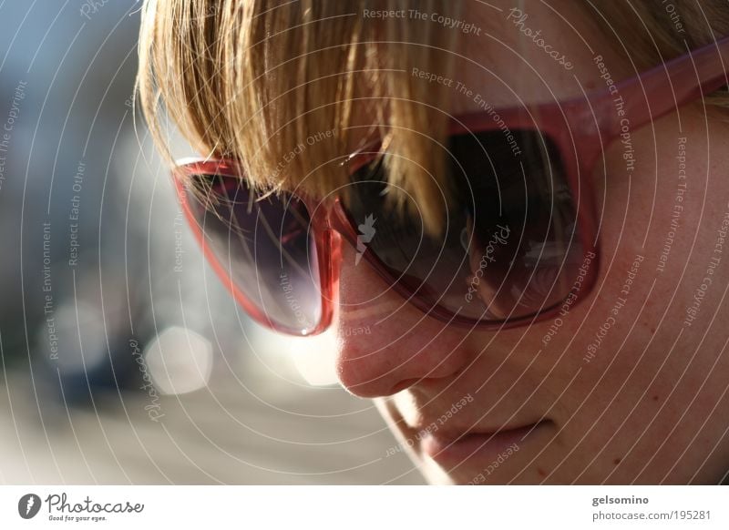 Penneys feminin Junge Frau Jugendliche Kopf Haare & Frisuren 1 Mensch Sonnenbrille Farbfoto Nahaufnahme Tag Porträt Blick nach unten Wegsehen