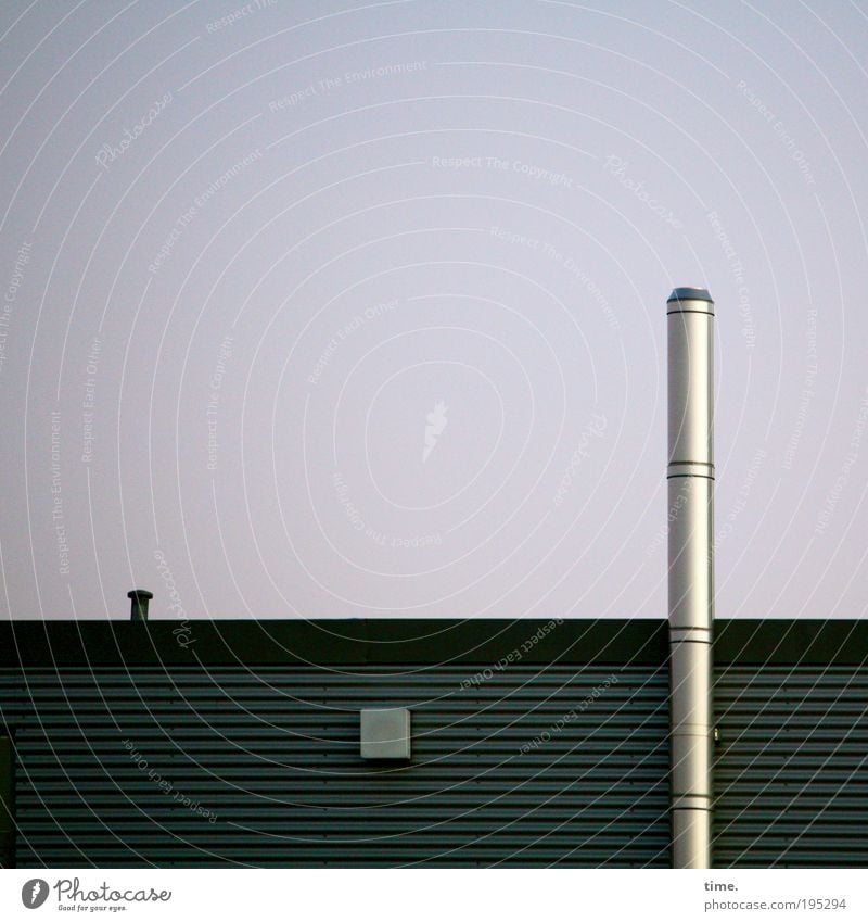 Baumarktrakete, sagt Lukas Schornstein Haus Lager Schacht Abdeckung glänzend Rohr vertikal Farbfoto Gedeckte Farben Außenaufnahme Blechwand Ecke graphisch