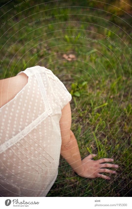 entspannt Erholung ruhig Mensch feminin Junge Frau Jugendliche Natur Gras Park Wiese sitzen Gelassenheit geduldig Idylle Farbfoto Außenaufnahme