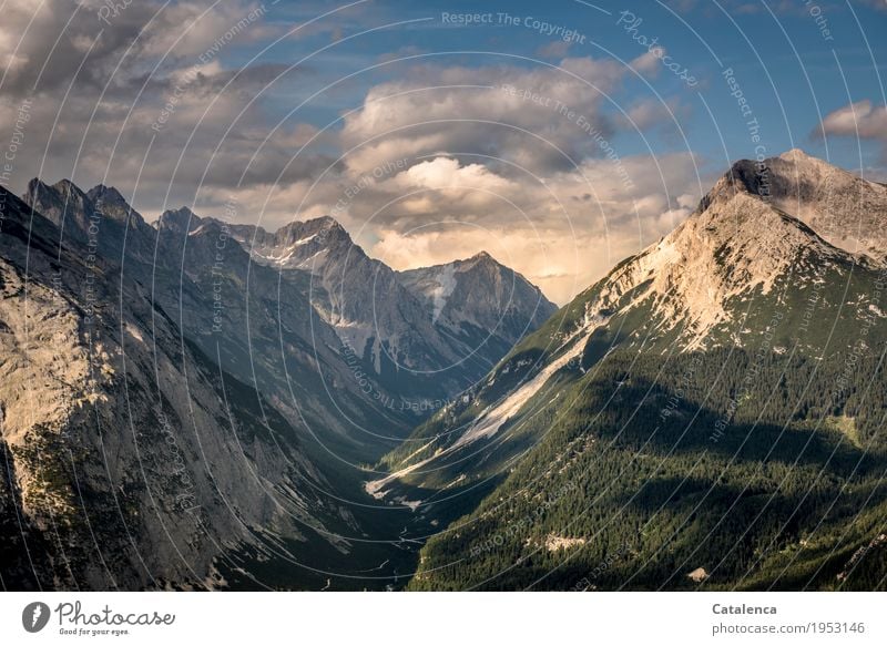 Tal, Landschaft in den Alpen Berge u. Gebirge wandern Natur Himmel Wolken Horizont Sommer Schönes Wetter Wald Karwendelgebirge beobachten authentisch groß