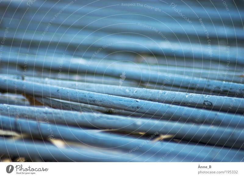 ZaunStapeleien Barriere Sammlung Metall liegen Coolness kalt blau Farbfoto Gedeckte Farben Außenaufnahme abstrakt Muster Tag Licht Schatten Kontrast Unschärfe