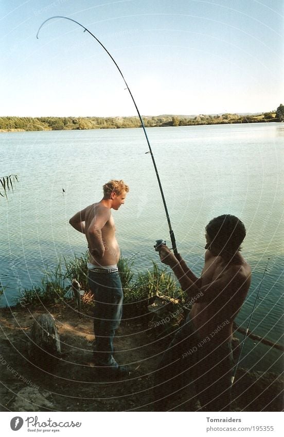 Verangelt Freizeit & Hobby Angeln Mensch maskulin Junger Mann Jugendliche Freundschaft 2 18-30 Jahre Erwachsene Natur Landschaft Wasser Sonnenlicht Sommer