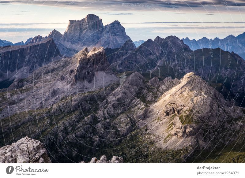 Sonnenaufgang in den Dolomiten mit Aussicht IV Weitwinkel Panorama (Aussicht) Totale Zentralperspektive Starke Tiefenschärfe Sonnenstrahlen Sonnenlicht