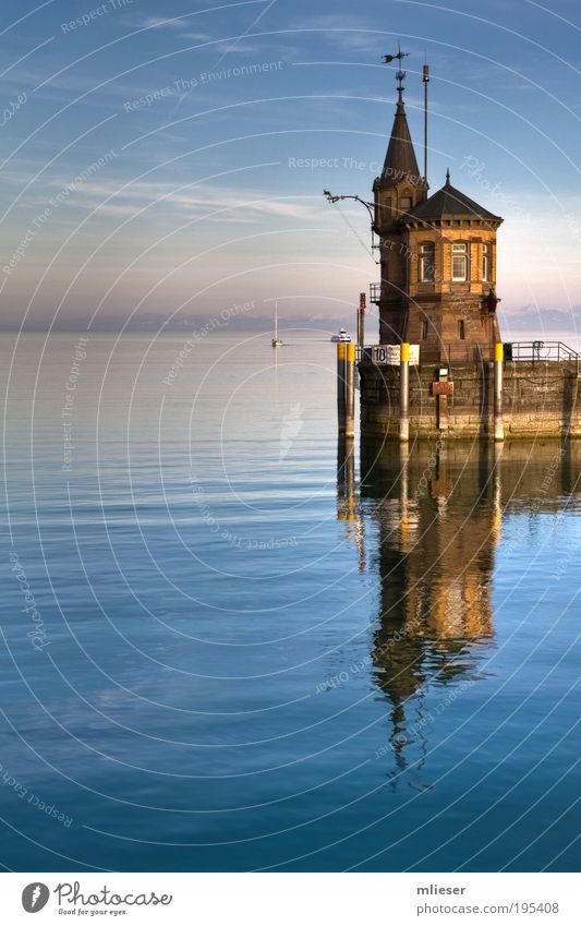 Leuchtturm von Konstanz Natur Landschaft Wasser Himmel Wolken Horizont Berge u. Gebirge See Turm Schifffahrt Segelboot Hafen Unendlichkeit nass blau braun ruhig