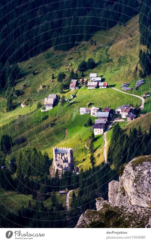 Sonnenaufgang in den Dolomiten mit Aussicht und Burgruine Weitwinkel Panorama (Aussicht) Totale Zentralperspektive Starke Tiefenschärfe Sonnenstrahlen