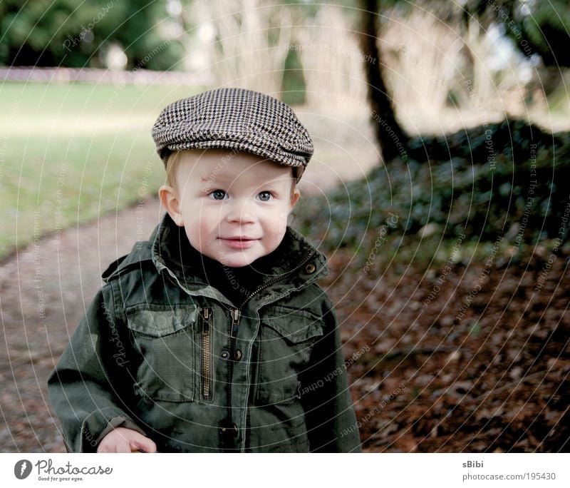 Endlich wieder draussen spielen Zufriedenheit Kinderspiel Mensch Kleinkind Junge Kindheit Gesicht 1 1-3 Jahre Natur Baum Blatt Park Hut Mütze blond Lächeln