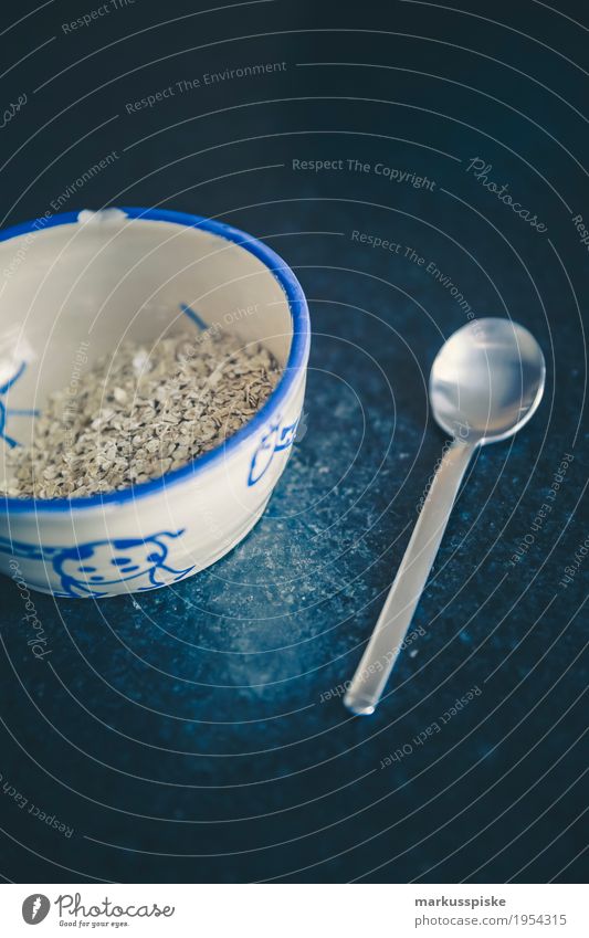 Frühstück Müsli Haferflocken Lebensmittel Joghurt Milcherzeugnisse Getreide Schalen & Schüsseln Keramik Löffel Ernährung Essen Bioprodukte