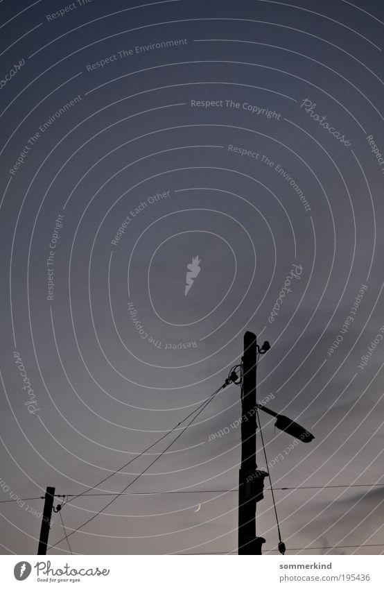 Mondscheinsonate Kabel Energiewirtschaft Himmel Wolken Nachthimmel Hochspannungsleitung Strommast Laternenpfahl Straßenbeleuchtung Stahlkabel dunkel grau