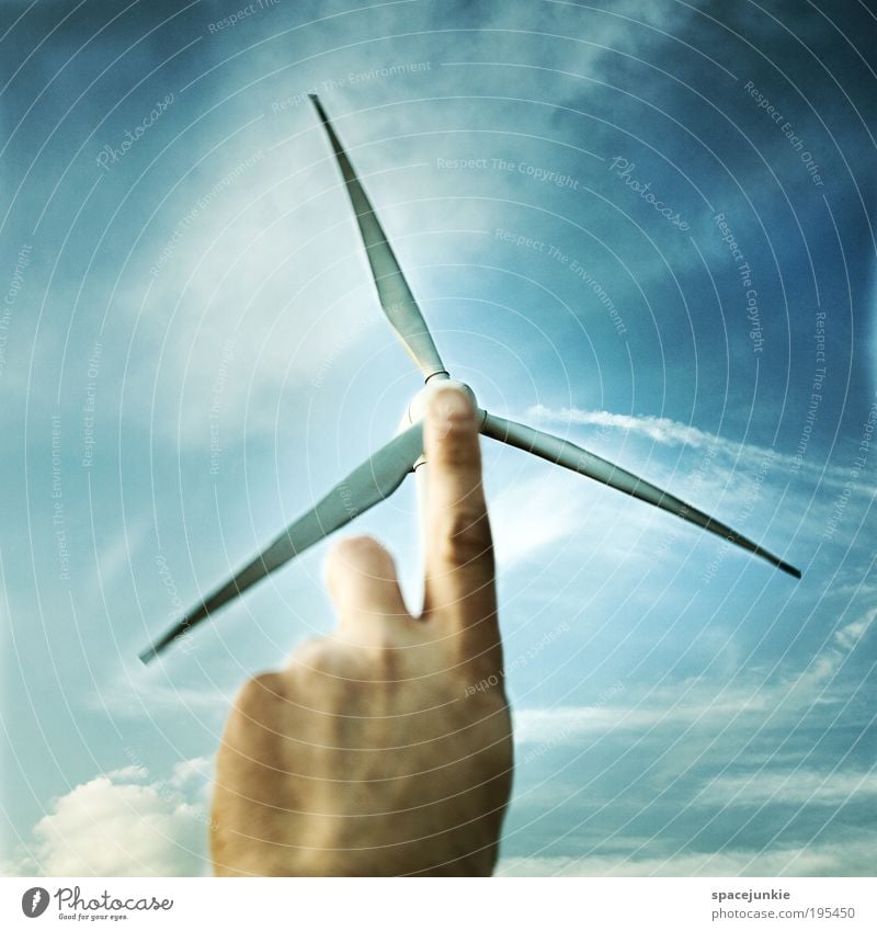 Windkraft maskulin Haut Hand Finger Umwelt Himmel Wolken Klima Wetter berühren Bewegung blau Windkraftanlage Energie Energiekrise Energiespender