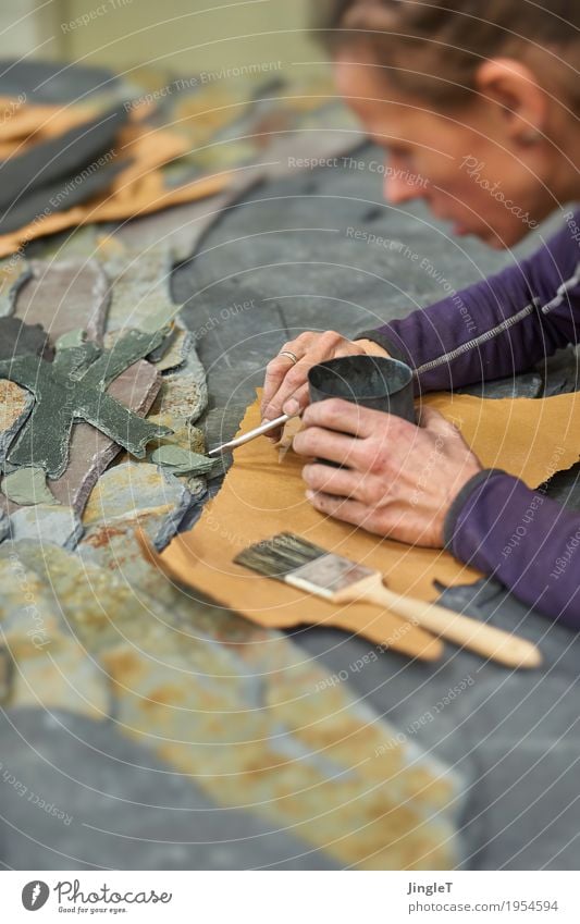 Fokus Beruf Handwerker Dachdecker Arbeitsplatz Baustelle Mittelstand Werkzeug feminin Junge Frau Jugendliche Erwachsene Kopf Gesicht 1 Mensch 18-30 Jahre