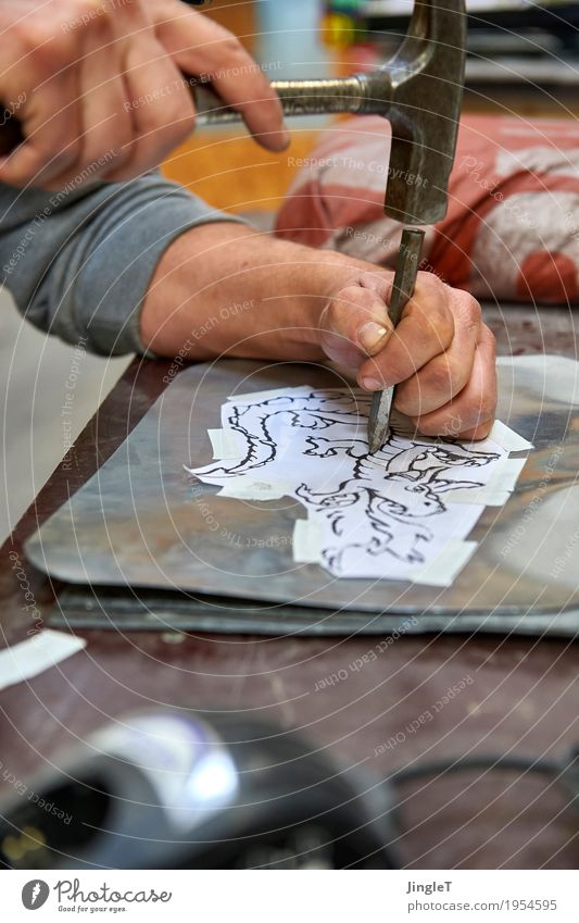 Drachen Beruf Handwerker Dachdecker Arbeitsplatz Baustelle Mittelstand Werkzeug maskulin Haut Arme 1 Mensch 18-30 Jahre Jugendliche Erwachsene Kunstwerk blau