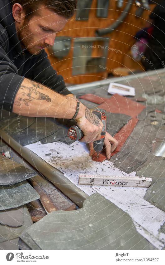 Leidenschaft Beruf Handwerker Dachdecker Arbeitsplatz Baustelle Mittelstand Werkzeug Mensch maskulin Junger Mann Jugendliche Haut Kopf Gesicht Arme 1