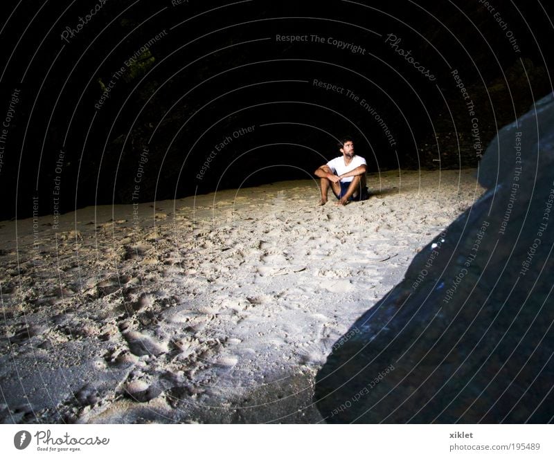 Spaziergang am Strand maskulin 1 Mensch Natur Sand Felsen Wellen beobachten liegen stehen warten natürlich Wärme Gelassenheit geduldig Verzweiflung Abenteuer