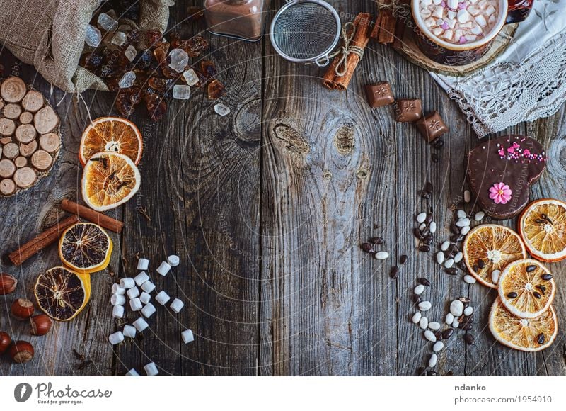 Küchentisch mit Bonbons und Nachtisch, Draufsicht Orange Kuchen Dessert Süßwaren Schokolade Kräuter & Gewürze Essen Getränk Kakao Tasse Sieb Holz alt machen