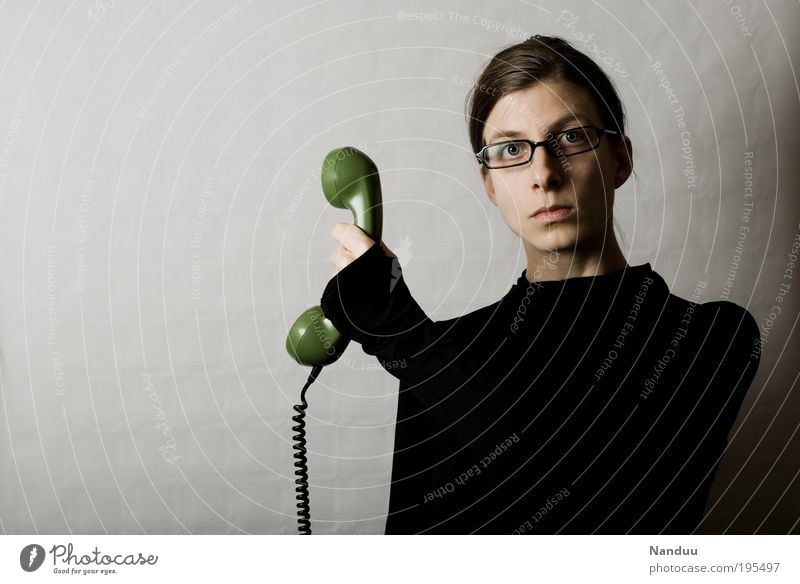 Moment, ich verbinde. Mensch feminin Junge Frau Jugendliche 1 nerdig Spießer Brillenträger Büroangestellte Telefon Telekommunikation Telefonhörer sprechen