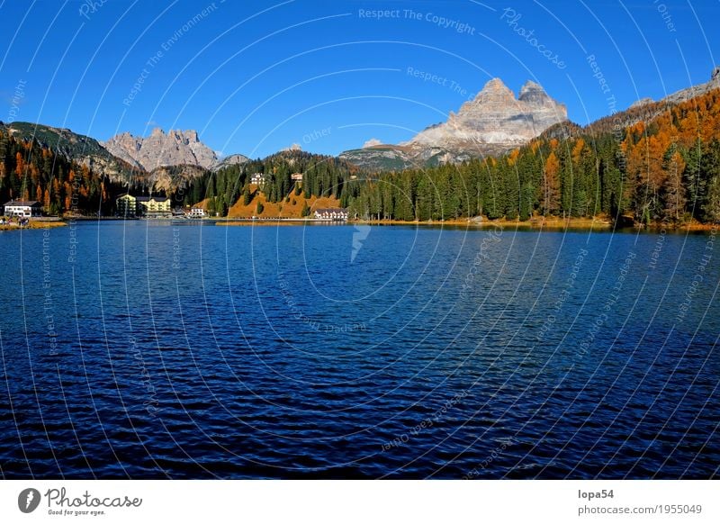 Misurinasee in den Dolomiten mit Drei Zinnen, Südtirol, Italien Umwelt Natur Landschaft Wasser Himmel Wolkenloser Himmel Sonnenlicht Herbst Schönes Wetter Wald