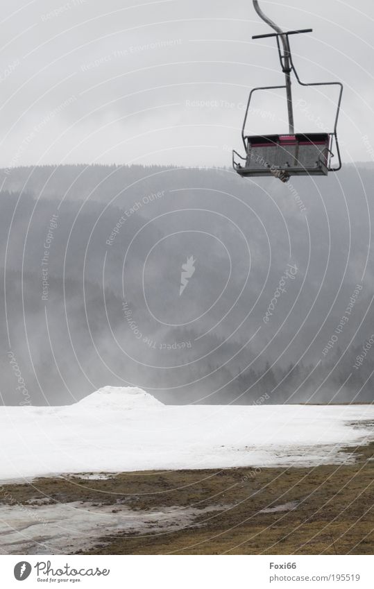 Saisonschluß Freizeit & Hobby Ferne Winter Berge u. Gebirge Wintersport Skipiste Natur fahren kalt grau grün weiß Frühlingsgefühle Vorfreude ruhig Interesse