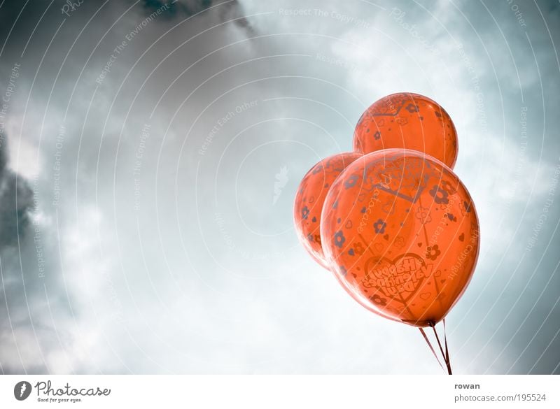 luftballons Luftballon rot Herz Valentinstag Wolken Schweben 3 Dekoration & Verzierung Feste & Feiern Helium Farbfoto Außenaufnahme Menschenleer