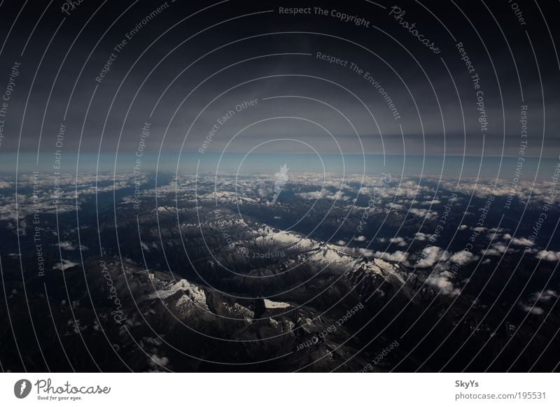 Zwischen Himmel und Alpen Umwelt Natur Landschaft Erde Luft Wolken Horizont Klima Schnee Hügel Felsen Berge u. Gebirge Gipfel Schneebedeckte Gipfel Schlucht