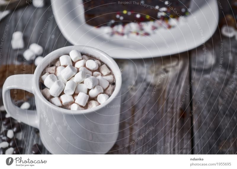 Tasse Schokolade mit Marshmallow Kuchen Dessert Süßwaren Getränk Heißgetränk Kakao Kaffee Becher Tisch Holz frisch heiß lecker natürlich oben retro braun grau