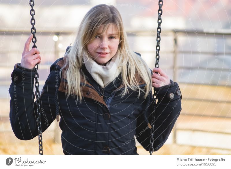 Junge Frau auf der Schaukel Mensch feminin Jugendliche Erwachsene Kopf Haare & Frisuren Gesicht Auge Nase Mund Hand Finger 1 18-30 Jahre Sonne Sonnenlicht Haus