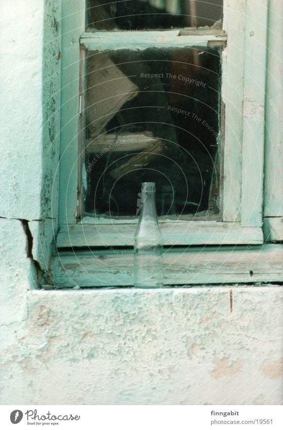 Flasche am Fenster Zerbrochenes Fenster türkis Ruine obskur altes haus