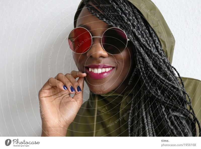 . feminin Frau Erwachsene 1 Mensch Jacke Sonnenbrille Haare & Frisuren schwarzhaarig grauhaarig langhaarig Rastalocken Afro-Look beobachten festhalten Lächeln