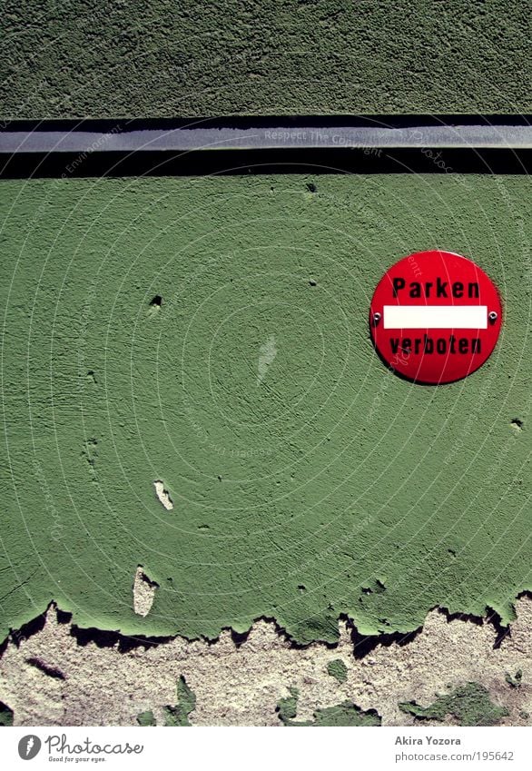 Parken verboten Haus Mauer Wand Fassade Putz Verkehr Verkehrszeichen Verkehrsschild Verbote Verbotsschild Stein Metall alt stehen kaputt klein grün rot silber