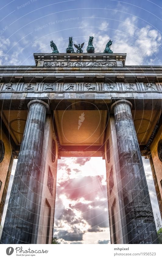 Brandenburger Tor Ferien & Urlaub & Reisen Tourismus Städtereise Kunstwerk Architektur Berlin Deutschland Europa Hauptstadt Stadtzentrum Bauwerk Gebäude