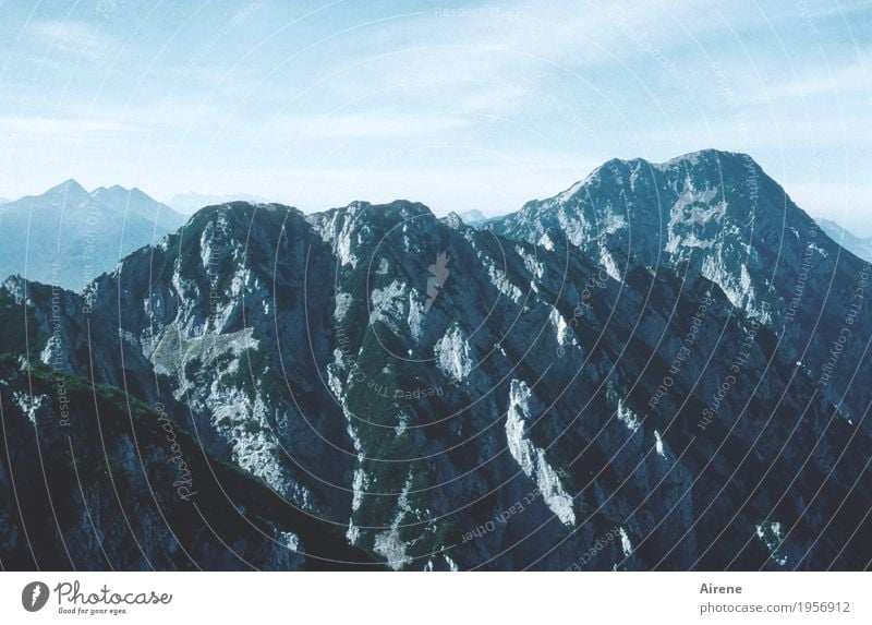 bald da Ferien & Urlaub & Reisen Ausflug Ferne Freiheit Berge u. Gebirge wandern Felsen Gipfel frei gigantisch hoch Spitze sportlich blau Farbfoto Außenaufnahme