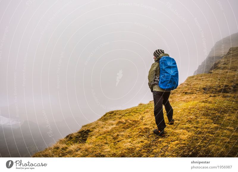 Mr. Man wandern Mensch maskulin Junger Mann Jugendliche Erwachsene Freundschaft 1 30-45 Jahre Umwelt Natur Landschaft Urelemente Frühling Wetter