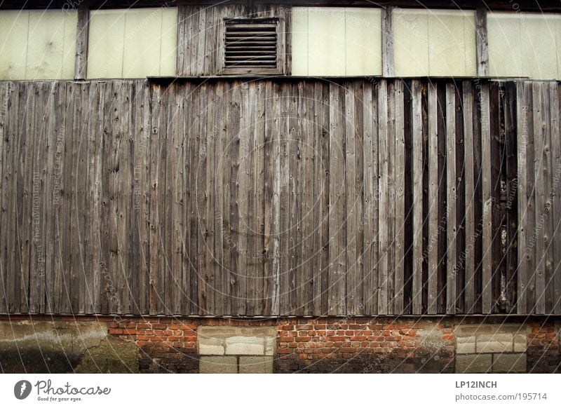 [LG10.3] "Mann, piss die Wand an!" Dorf Kleinstadt Hütte Bahnhof Gebäude Architektur Mauer Stein Holz bauen Häusliches Leben dünn einfach gruselig kaputt retro