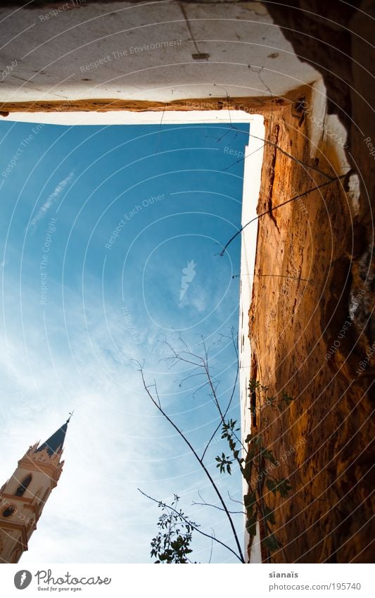 schiefer haussegen Kirche Turm Mauer Wand Fassade alt Verschwiegenheit Glaube demütig Unglaube Schüchternheit Respekt Volksglaube Religion & Glaube