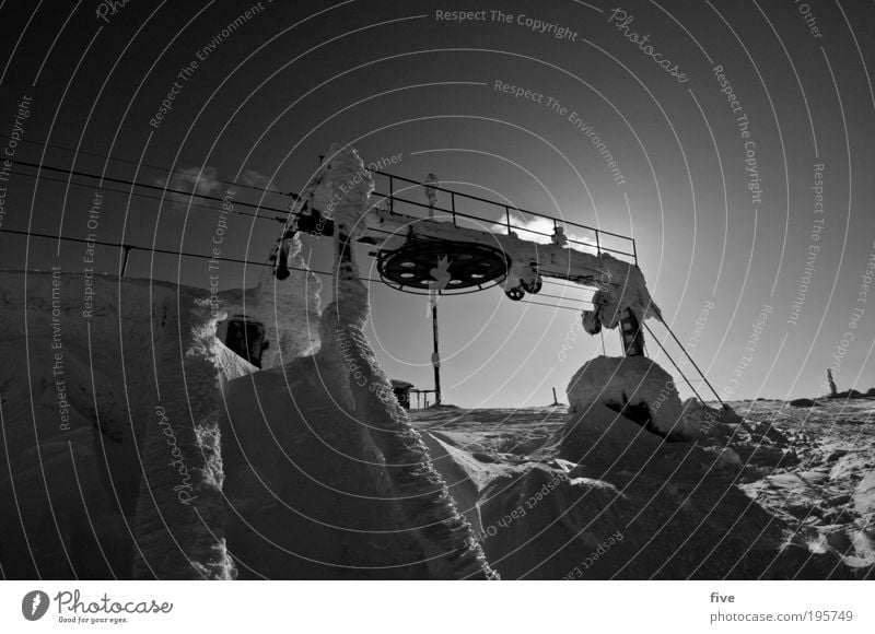 schlepplift II Ferien & Urlaub & Reisen Tourismus Schnee Winterurlaub Wintersport Natur Schönes Wetter kalt Finnland Skandinavien Eis gefroren Skilift Seil Stab