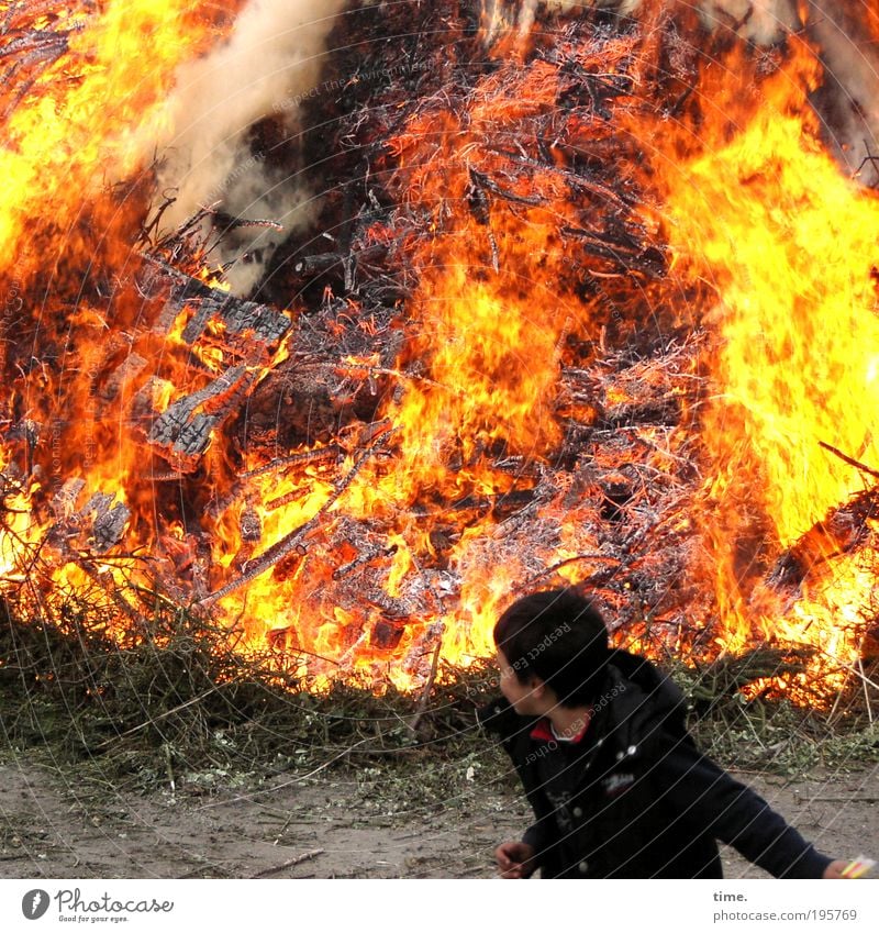 Cool Staff - Hot Stuff Junge Feuer Wärme Holz Rauch werfen heiß gelb rot Gefühle Brand Osterfeuer archaisch brennen Haufen Glut Flamme kokeln heizen Abgas