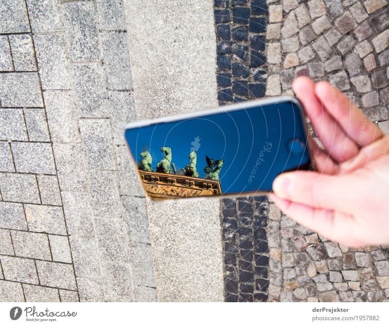 Sehenswürdigkeiten Berlins im Handy: Brandenburger Tor I Froschperspektive Vogelperspektive Starke Tiefenschärfe Sonnenstrahlen Reflexion & Spiegelung Kontrast