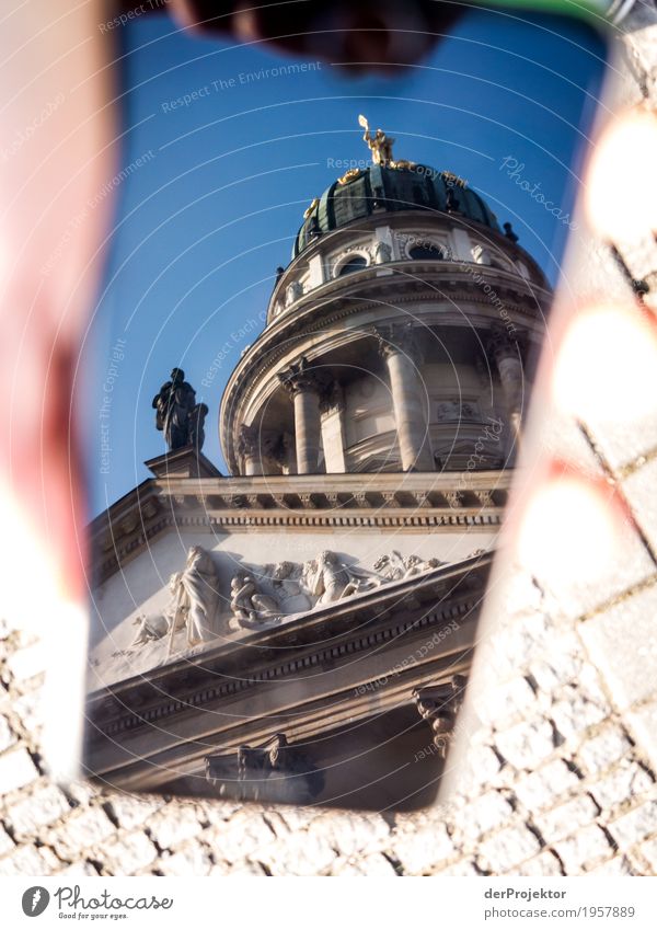 Sehenswürdigkeiten Berlins im Handy: Französischer Dom IV Froschperspektive Vogelperspektive Starke Tiefenschärfe Sonnenstrahlen Reflexion & Spiegelung Kontrast