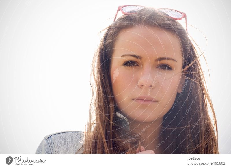 gegenlicht und brille auf dem kopf... Lifestyle Stil Mensch Frau Erwachsene Leben Kopf Gesicht Wolkenloser Himmel Brille Sonnenbrille brünett langhaarig