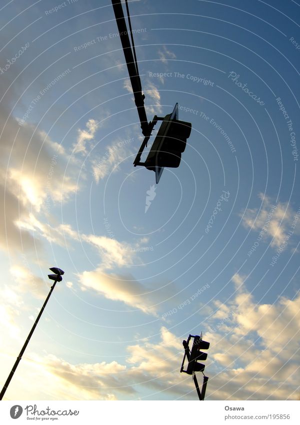 Die drei vor der Tankstelle Ampel Laterne Straßenbeleuchtung Himmel Wolken blau weiß Verkehr Straßenverkehr