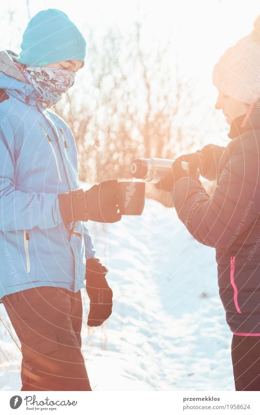 Pause für heißes Getränk während der Winterreise trinken Heißgetränk Tee Lifestyle Ferien & Urlaub & Reisen Ausflug Abenteuer Freiheit Schnee Winterurlaub