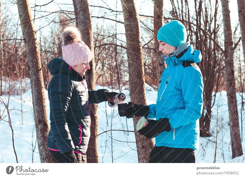 Pause für heiße Getränke während der Winterreise Mittagessen Kaffeetrinken Heißgetränk Tee Lifestyle Ferien & Urlaub & Reisen Ausflug Abenteuer Freiheit Schnee