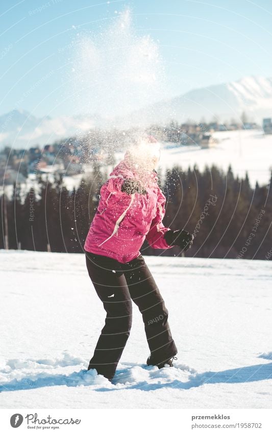 Frau wirft den Schnee in der Luft Lifestyle Ferien & Urlaub & Reisen Ausflug Winter Winterurlaub Erwachsene 1 Mensch 30-45 Jahre Natur Hügel Berge u. Gebirge